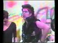 almodovar cantando junto a mcnamara en los a�os 80. v�deo no capturado por mi. creditos al autor.