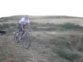 Alberto saltando en bici
