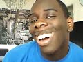 Un type joue devant sa webcam