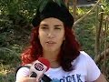 Decibéis muito acima do tolerável ocupam hoje o terceiro lugar no ranking de problemas ambientais que mais afetam populações do mundo inteiro, atrás somente da poluição do ar e da água. Muitas pessoas já sofrem por conta disso mas não identificam a causa. O Em Movimento foi saber sobre o assunto no quadro Movimento Sustentável.Durante o dia é possível identificar inúmeros ruídos nocivos a saúde. Segundo o técnico do disque-silêncio Wallace Muniz, o barulho na capital está aumentando e a medição das vias mais movimentadas chegam ao pico de 95 decibéis, tendo em média 75 decibéis.Perguntamos ao otorrinolaringologista César Augusto, qual é o limite de conforto para os nossos ouvidos. Ele informou que o ideal é não passar dos 65 decibéis e nem ficar exposto muito tempo, mais de uma hora, em ambiente ruidosos.Testamos também outros barulho que podem passar despercebidos mas também causam problemas. Um liquidificador ligado tem uma média de 69 decibéis, o telefone 65 decibéis, a televisão em volume médio, 67 decibéis) e o simples interfone tem uma mésia de 64 decibéis. Junte tudo isso ao barulho provocado pelo trânsito e veja se é possível tolerar.Outra preocupação dos especialistas é o uso da tecnologia, como é o caso do MP3. Em uma rápida pesquisa nas ruas de Vitória, constatamos que o volume médio do MP3 é de 26, quando o máximo é de 31. No caso de ouvir o aparelhinho em ônibus, esse volume sobe para o máximo.O cirurgião Fábio Zamprogno, teve recentemente um problema causado pelo uso constante de fone de ouvido para falar no celular. Ele conta que no início era pela praticidade de falar ao telefone e poder realizar outras atividades, mas depois isso de tornou um hábito. Depois de algum tempo ele começou a sentir zumbidos e dores no ouvido esquerdo - onde ficava o fone - e resolveu procurar um especialista, que suspendeu imediatamente o uso do acessório.Mas os problemas vão além da parte física podendo causar agravamentos neurológicos. César Augusto conta que já atendeu casos de irritabilidade e estresse ocasionados pelo excesso de barulho. Ele ressalta ainda que por ser uma sintomatologia demorada, muitas vezes o paciente só procura ajuda quando a lesão já está instalada.Segundo o psiquiatra Ruy Perini, pessoas que ficam expostas muito tempo a um barulho incômodo podem responder com irritação, cansaço mental e até mesmo distúrbio no sono.Pra quem vive na cidade não dá para se livrar de todo esse barulho. Mas então, o que podemos fazer? Os especialistas dizem que de imediato o ideal é reduzir a exposição. Caso não seja possível, vale usar protetores auriculares encontrados facilmente no mercado.E como prevenir é sempre o melhor, algumas dicas:Se for inevitável ficar muito tempo em ambiente ruidoso, use protetores de ouvido. Em casa janelas com vidro duplo dificulta a passagem de som. No trânsito evite som alto no carro. Não durma com o MP3 ligado e evite volumes elevados. E para interromper o estresse acústico e ter uma boa noite de sono, vale uma meditação de alguns minutos.Cesar Augusto Meira (otorrinolaringologista) - (27) 21047000 / 21047087Ruy Perini (psiquiatra e psicanalista) - (27) 3225-9944Disque-silêncio -165