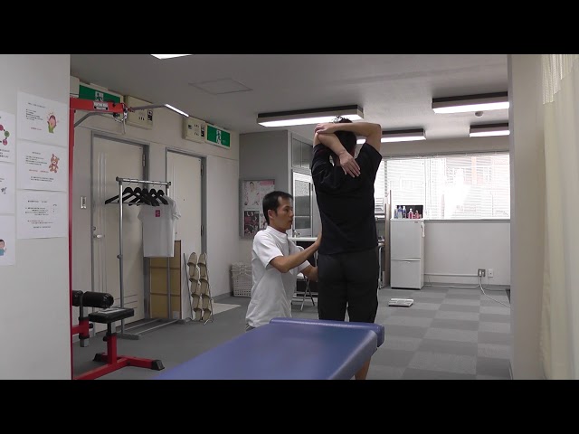 【施術動画】肩関節周囲炎　痛みのもどりには　立位で施術する