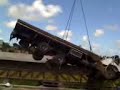 caminh�o cai da ponte em s�o mateus