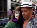 videos de Freakish Man Dances in Street with Tango Doll