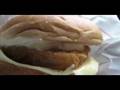 モスバーガーのフィッシュバーガーを眺める