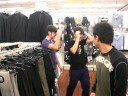siyo y adri con las boinas en una tienda!!