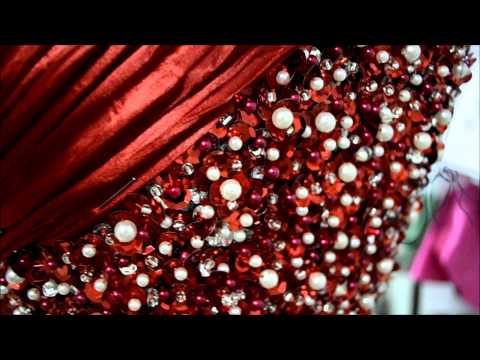 drapeado - Técnica cascalho russo em tons que vão do vermelho, pérola, prateado, fume e tons cintilantes. Vestido de meio corpo drapeado e cascalho russo, modelagem lib...