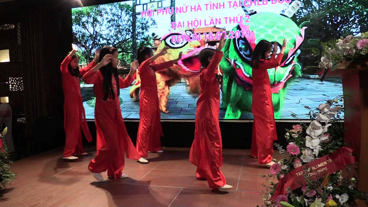 CÁC CHÁU MÚA CHÀO MỪNG HỘI PHỤ NỮ HÀ TĨNH ĐẠI HỘI LẦN THỨ II