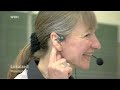 Dieser Fernsehbericht zeigt, wie der Lehrer leiser sprechen kann und die Schüler doch besser lernen und verstehen können. Mit der Tonsäule des Dynamic SoundField ist der Lehrer selbst bei Heiserkeit noch gut zu verstehen.