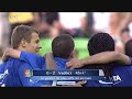 N.E.C. gaat Europa in na zege bij FC Groningen!N.E.C. heeft zich zondagavond verzekerd van het spelen van Europees voetbal. De ploeg boekte een verdiende 1-3 zege in de Groningse Euroborg. De ploeg kende een droomstart toen Holman al na 5 minuten de score opende. Op slag van rust maakte Vadocz 0-2. Na een uur deed Berg iets terug maar in de 72ste minuut zorgde Davids voor de 1-3 eindstand. Donderdag speelt N.E.C. in eigen huis tegen NAC of Heerenveen en wordt uitgemaakt wie er UEFA Cup en wie er Intertoto Cup gaat spelen.N.E.C. had in de heenwedstrijd, donderdag in De Goffert, slechts een krappe kloof geslagen (1-0). Zondagavond moest trainer Mario Been het doen zonder Jhonny van Beukering, in zijn plaats speelde Dani Fernandez. De Nijmegenaren zaten in de Euroborg binnen vijf minuten op rozen. Op aangeven van Dani Fernandez bracht Brett Holman de bezoekers aan de leiding: 0-1. Daarmee stonden de Groningers voor een schier hopeloze opgave, zij moesten immers drie keer scoren. De aanval waaruit Holman scoorde was schitterend. FC Groningen moest vanaf dat moment minimaal drie doelpunten maken om de 1-0-nederlaag uit de eerste wedstrijd ongedaan te maken.Na ruim twintig minuten leek FC Groningen langszij te komen toen Marcus Berg doelman Gabor Babos passeerde. Scheidsrechter Bas Nijhuis annuleerde de treffer echter omdat Evgeniy Levtsjenko buitenspel stond op het moment dat de Zweedse spits in balbezit kwam. Aan de overzijde werd Lorenzo Davids onterecht teruggevlagd toen hij alleen op het Groningse doel afging.Hoewel N.E.C. het hoge niveau van het eerste duel niet kon benaderen, kwam de ploeg in de Euroborg nooit in problemen. De ploeg van coach Ron Jans gooide veel energie en hardheid in de strijd, maar van overleg en vernuft was geen sprake. Vlak voor rust kreeg de thuisploeg de genadeklap toen Krisztian Vadocz na een aanval over diverse schijven vanaf de rand van het strafschopgebied kon uithalen en zijn inzet via de rug van verdediger Ondrej Svejdik in het doel zag gaan.Negen minuten na rust scoorde Marcus Berg namens Groningen nog wel de aansluittreffer, meer dan een cosmetische correctie was dat echter niet. Zeker nadat Lorenzo Davids na een prachtige loopactie de oude marge had hersteld (1-3), was het een kwestie van uitspelen. Even daarvoor kreeg Davids ook al een grote kans, omspeelde hij de doelman en een verdediger op fraaie wijze, maar belandde de bal op de paal. De gedemoraliseerde thusploeg mocht in de slotfase de handjes dichtknijpen dat N.E.C. mededogen toonde en nog een handvol uitgelezen mogelijkheden ongebruikt liet. In de slotfase kregen Tim Janssen en Mark van den Boogaart nog speelminuten.Aanstaande donderdag en zondag staan de laatste wedstrijden voor N.E.C. op het programma. SC Heerenveen of NAC Breda zal daarin de tegenstander worden. De winnaar van deze tweeluik speelt UEFA Cup voetbal, de verliezer gaat naar het Intertoto toernooi.