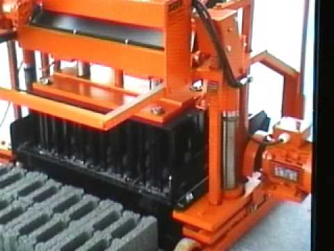 maquinaria para hacer blocks - Small mobile, simple concrete block machine. About 2000 block (20.40.20)/day Maquina para hacer bloques de cemento (2000/dia) www.tiger-machines.com.
