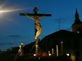 imagen titular de la cofradia de jesus de la redencion (solo hombres) y segundo en procesionar, banda que procesiona es minerva y veracruz, fue el 1 de abril de 2007, os sorprendera a los no leoneses las cosas que llevan los cofrades que pujan el paso se llaman horquetas y se usaban cuando no habia bandas que servian de orientacion para llevar bien el paso. por cierto en leon a las personas de las cofradias se les llama 