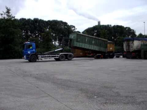 containers - Van gansewinkel met daf CF containers overladen bij avr duiven.