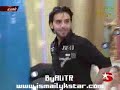 Ismail YK - Petek Dincöz'e Ayak Danslari Gösteriyor