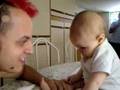Bebê ataca joaninha mutante