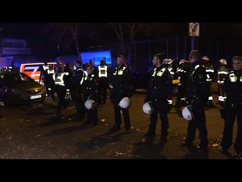 Köln: Massenschlägerei - Polizei-Hundertschaft schr ...