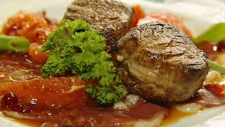 Wildschwein-Medaillons auf Gänsebrust Carpaccio und karamellisierten Grapefruitespalten