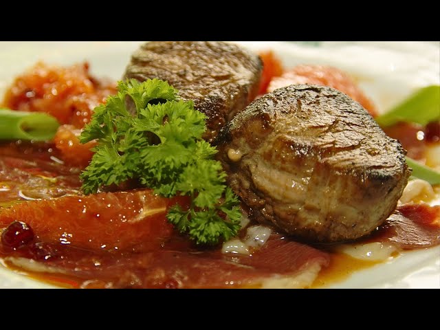 Wildschwein-Medaillons auf Gänsebrust Carpaccio und karamellisierten Grapefruitespalten