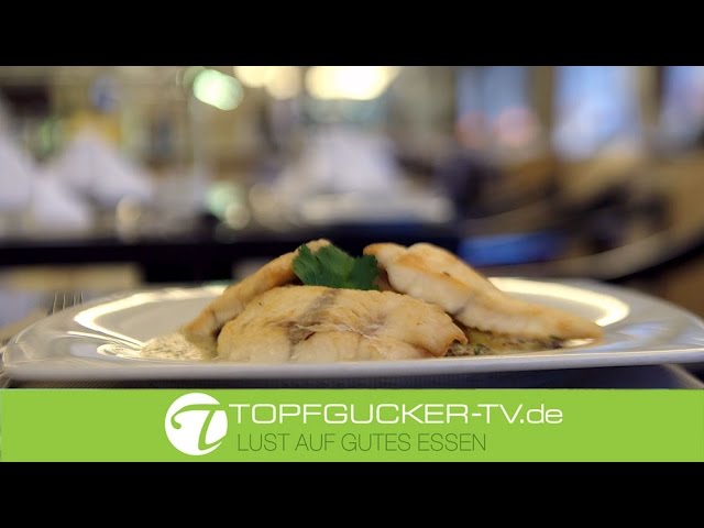 Hamburger Pannfisch vom Schellfisch auf Bratkartoffeln und Dijonsenf Sauce