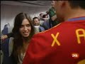 Reina sings to Casillas and Sara in the plane. - Celebración en el avión.