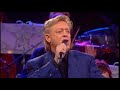 Music & Lyrics: Benny Neyman in Mestreechs:Kom met miech mct naor Mestreechboe iech mie luierke kreeg,Hieringe biete met André Rieu,Walse met pijn in d'n veujStad van zoer vleis, rommedoeMestreech de geis op miech oetStad zoe wies diech bis besteit 'r gein ein't Heimwee nao diech deit miech pijnStad vaan 't Mooswief, de Vriethof, de walsPaoterke Vink, Sint ServaosSins iech 't ierste applaus vaan euch kreegBin iech verleef op Mestreech