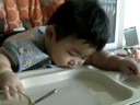 Aaron在高腳椅上睡著-2