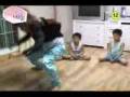 videos de Donghae breakdancing infront of kids XD