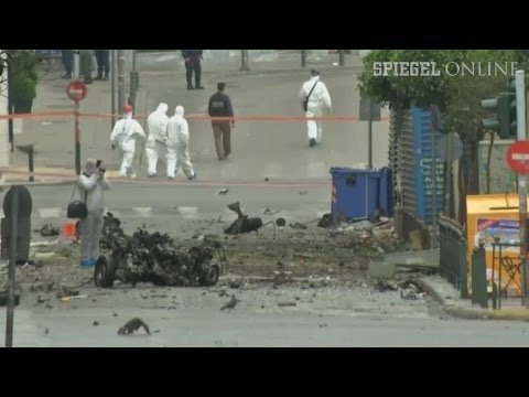 Autobombe - Im Zentrum Athens hat es eine heftige Detonation gegeben. Nahe der Notenbank explodierte eine Autobombe - kurz vor dem Besuch von Angela Merkel in Griechenland.