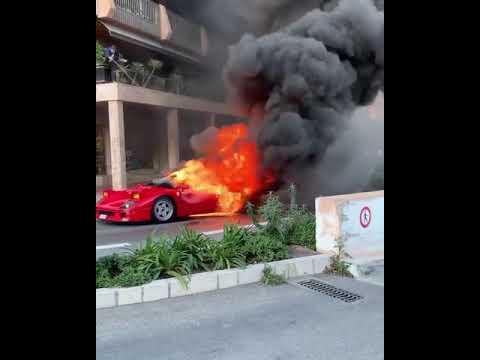 Un Ferrari F40 se consume en llamas