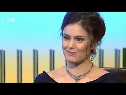 dw - Seit 2009 moderiert Ariane de Hoog für die Deutsche Welle zunächst die Wirtschaftsnachrichten, inzwischen führt sie auch komplett durch das englischsprachige...