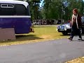 klockrent, dom sitter i bussen med ett litet f�nster och ropar saker s� folk fatta inte vart de kom ifr�n!