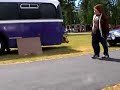 klockrent, dom sitter i bussen med ett litet f�nster och ropar saker s� folk fatta inte vart de kom ifr�n!