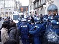 Polizei-Wanne fährt sich das Blaulicht ab.