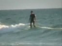 1 vague, 2 surfeurs