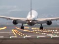 伊丹空港千里川土手横風着陸ANA B777 1