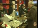 تقرير : أيمن جمعةتاريخ بث التقرير : 22/10/2008 بدأت سلوكيات الفرد الأمريكي الاستهلاكية تتجه نحو التقشف .. وأصبحت حالة الرخاء والانفاق بلا حدود من عادات الماضي. فآثار الأزمة المالية العالمية ظهرت على المصروف اليومي الذي تقلص الى ما هو ضروري ومهم.