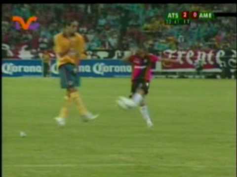 Andr&eacute;s Guardado vs Lionel Messi