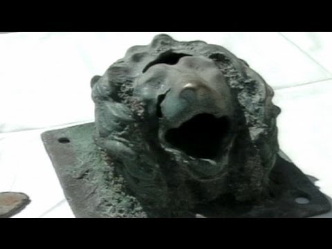 علماء أثار يحققون فى اكتشاف أسد برونزي في إيطاليا - فيديو