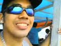 Flavio no barco enjoado
