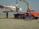 Trasladando al avion enel que se accidento de Angeli