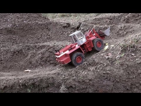 TobiasBraeker - Der O&K L25 fördert den von Baggerkalle gelösten Fels von Sohle 2 und 3 zum Abtransport auf Sohle 4. The O&K L25 is hauling out rocks which were fragmented b...
