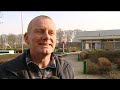 DE WIJK - Zwembad De Slenken in De Wijk wordt geteisterd door steenmarters. Het beschermde diertje huist onder het dak en bevuilt de plafondplaten boven het kantoor van badmeester Fons Mos met uitwerpselen. Omdat het beestje beschermd is, is bestrijden verboden. En dus zit er niets anders op dan de schuwe steenmarter weg te jagen. Over een maand moet blijken of de wc blokjes geholpen hebben om de twee steenmarters te verdrijven.
