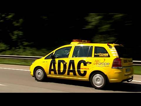 Die Gelben Engel bei der Arbeit: ADAC-Pannenhelfer versuchen, einen Jeep Cherokee flott zu kriegen.