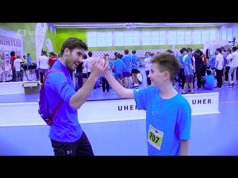 Ambasador vs. školák: Kdo udělal víc leh-sedů?