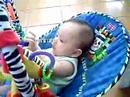 Luisa brincando na cadeirinha Luisa brincando na cadeirinha