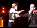 U2 e "Desire" girl(quando ele pega o celular dela)