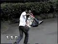 專四的時候一群人在斜坡上玩滑板