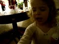 Sofia-pone-adornos-e