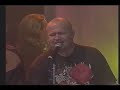 maukka heiluu moottorisahan kanssa pop-finlandia konsertissa vuonna 2000.