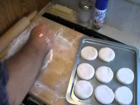 ChefRemyM - Chef Remy muestra cómo hacer galletas con sólo tres ingredientes: harina, manteca y leche. Se va de forma rápida y económica. Él sugiere otros ingredientes q...