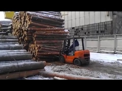 Nieustraszony czy głupi? Ładowanie drewna na wózek widłowy po rosyjsku